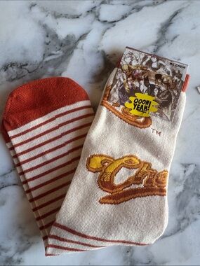 Oooh Yeah! Cheers Beer Crew Socks NWT Men’s Large Novelty Socks Foot size 8-11